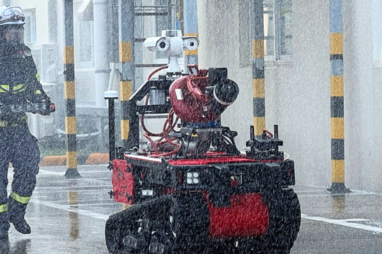 Công an Hà Nội dùng robot chữa cháy nhà máy
