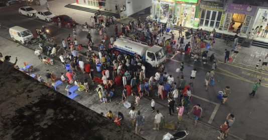 "Khủng hoảng" nước sạch tại Hà Nội: Hàng loạt khu dân cư phải chạy vạy đi xin
