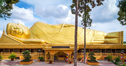 Ngôi chùa Khmer dát vàng 600 năm tuổi, chứa một trong những bức tượng Phật nằm ngoài trời lớn nhất Việt Nam