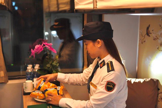 Trải nghiệm đoàn tàu du lịch nội thất 5 sao xịn như máy bay tại Việt Nam, nhân viên phục vụ cũng chuẩn chẳng kém tiếp viên hàng không