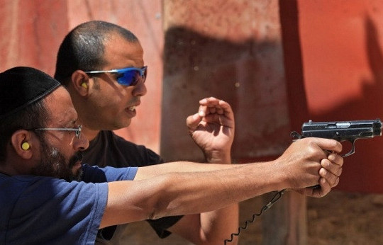 Người dân Israel đổ xô mua súng, luyện bắn sau cuộc đột kích của Hamas