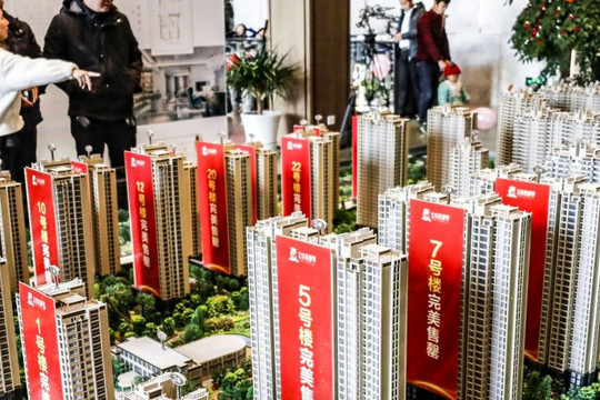 Trung Quốc chật vật giải cứu các 'ông trùm' bất động sản mong vực dậy nền kinh tế đang chìm trong 'bóng đêm'