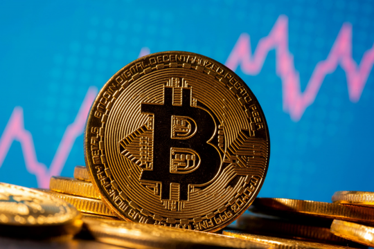 Bitcoin tăng mạnh lên mức 35.000 USD, chạm đỉnh 17 tháng chỉ sau một đêm