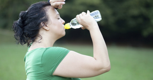 Uống 2 lít nước mỗi ngày giúp giảm cân: Chuyên gia tiết lộ sự thật