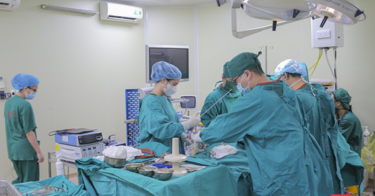 Một bệnh viện Việt Nam thành công lấy khối u phổi 3kg ra khỏi lồng ngực của cụ bà 71 tuổi