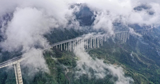 Cao tốc 240km chạy qua 12 khu vực đứt gãy núi lửa, gồm 270 cầu cạn và 25 đường hầm bao quanh núi, được mệnh danh “đường cao tốc trên mây”