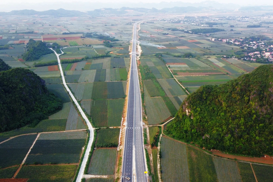 Đi dọc cao tốc 12.000 tỷ "kéo" Thanh Hóa về gần Hà Nội: Kỳ vĩ cảnh sắc hai bên tuyệt đẹp như tranh