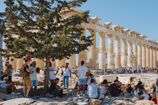 Số lượng du khách tới Hy Lạp cao kỷ lục bất chấp nắng nóng, cháy rừng