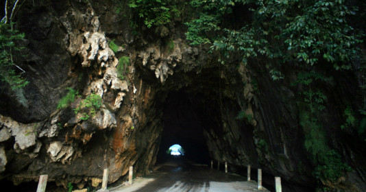 Kỳ bí hang động tự nhiên độc nhất vô nhị ở Việt Nam được dùng làm hầm đường bộ, chứa được cả trăm người