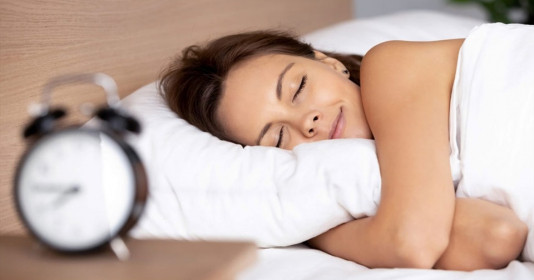 Thói quen khi ngủ khiến bạn già nhanh rõ rệt lại còn âm thầm rút ngắn tuổi thọ một cách nhanh chóng