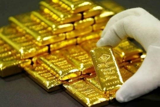 Giá vàng trong nước lao dốc vẫn đắt hơn thế giới cả chục triệu mỗi lượng