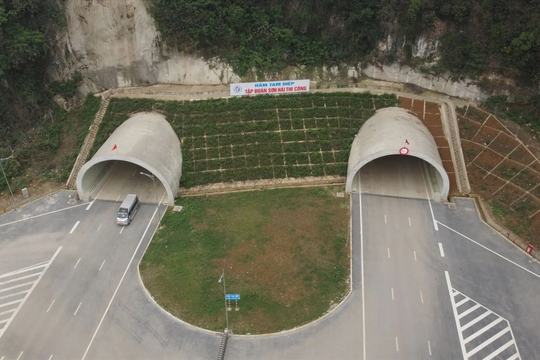 Đường hầm xuyên núi đá 1.600 tỷ nằm trên tuyến cao tốc "kéo" Thanh Hóa về gần Hà Nội, một cửa nối đến thủ phủ hoa đào nổi tiếng