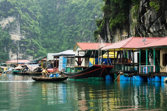 Bí ẩn làng chài cổ đẹp nhất thế giới "nép mình" trong lòng Vịnh Hạ Long, được chuyên trang nước ngoài ca ngợi là "ngôi làng cổ tích đẹp như tranh"