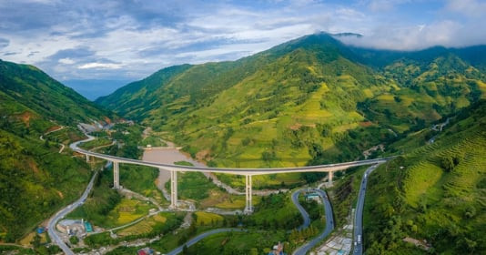 Cận cảnh "cầu cạn trên mây" 450 tỷ đồng có 5 trụ cao nhất Việt Nam, bắc ngang qua 2 ngọn núi, đẹp như đường lên tiên cảnh
