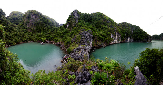 Vẻ đẹp như cảnh tiên của nơi được xem là “thế giới riêng” trong lòng vịnh Hạ Long, nằm giữa trũng biển hẹp hình chữ nhật với bốn bề núi cao dựng đứng