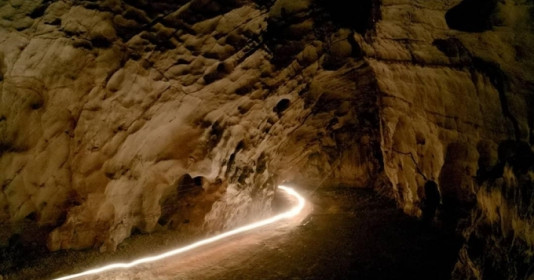 Bên trong hang động xuyên núi độc nhất ở Tây Bắc: Là di tích lịch sử thời kháng chiến chống Mỹ, từng được bộ đội cải tạo, làm đường dẫn, cất giấu vũ khí
