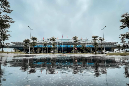 Vẻ đẹp lãng mạn sau cơn mưa của nhà ga sân bay 2.300 tỷ có kiến trúc cung đình độc nhất Việt Nam