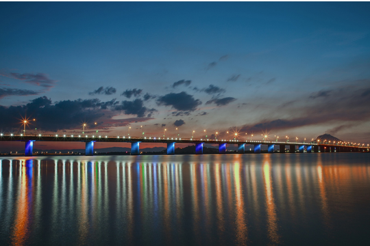 Cây cầu vượt sông 340 tỷ dài nhất trên Quốc lộ 1 đoạn qua miền Trung, từng dài thứ nhì Đông Dương, là biểu tượng của một thành phố biển