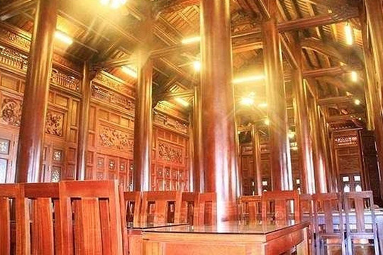 Đại gia bí ẩn sở hữu căn nhà sàn 200 tỷ được làm từ gỗ lim nguyên khối lớn nhất Việt Nam