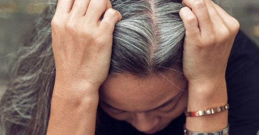 Kỳ bí ngôi làng tóc bạc ở Trung Quốc, chuyên gia đến kiểm tra tóc cũng bạc theo