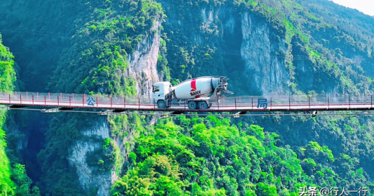 Đỉnh cao kỹ thuật của Trung Quốc: Cây cầu “mỏng như tờ giấy” bắc qua hẻm núi sâu 300m, chịu được trọng tải lên đến 45 tấn chỉ bằng 4 bộ dây