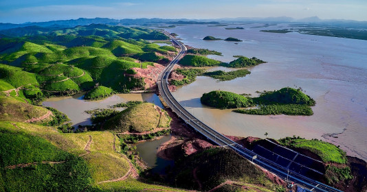 Cảnh sắc đẹp như tranh dọc cao tốc 12.000 tỷ có 35 cầu vượt biển, sông, suối nhiều nhất Việt Nam, rút thời gian di chuyển từ một nơi đến Hà Nội chỉ còn 3 giờ