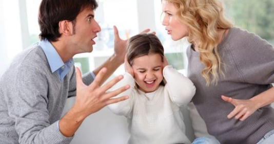 4 kiểu người cha mẹ nên hạn chế cho trẻ tiếp xúc dù thân quen, đừng cả nể mà hại con
