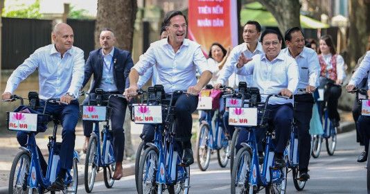 Thủ tướng Hà Lan và Thủ tướng Việt Nam đạp xe thưởng lãm sắc thu Hà Nội