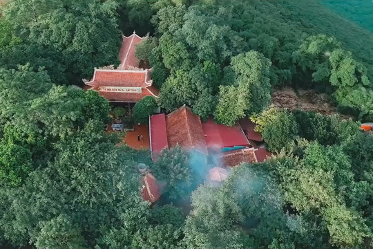 Ngọn núi dài 20km được sử sách ghi nhận là "huyệt đạo" linh thiêng bậc nhất Việt Nam, mỗi năm đón hàng vạn du khách dịp “mở cổng trời”