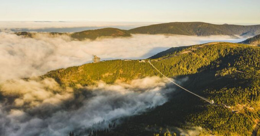 Ngắm nhìn cây cầu treo đi bộ dài nhất thế giới nối liền hai sườn núi, nhìn từ xa cứ ngỡ đang đi trên mây