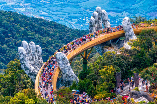 Cây cầu lấp lánh tọa lạc trên đỉnh núi 1.400m khiến truyền thông "phát sốt", là công trình "vô tiền khoáng hậu" của Việt Nam và thế giới