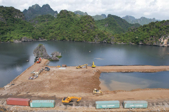 Quảng Ninh chỉ đạo tổng rà soát dự án quây núi đá vịnh Hạ Long làm 'hòn non bộ'