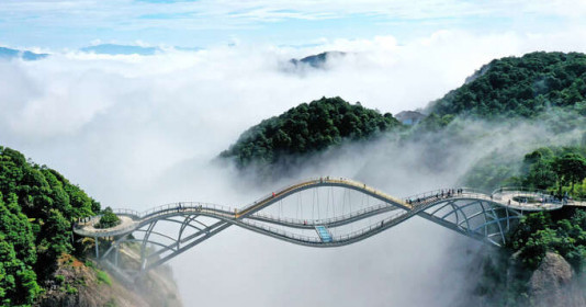Cây cầu kính "lơ lửng trên mây", uốn lượn như sóng nước giữa rừng núi đại ngàn ở Trung Quốc, gây "sốt" trên mạng xã hội với hơn 50 triệu lượt xem