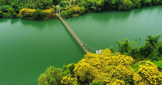 Tỉnh ở Việt Nam hút khách đến xem cây cầu treo bắc ngang qua lòng hồ thủy điện, mê mẩn cảnh sắc “non xanh nước biếc"