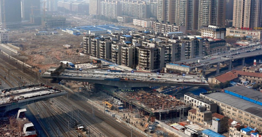 Đỉnh cao cầu vượt 17.000 tấn xoay “ngon ơ” ở độ cao 15 mét, giao thông phía dưới vẫn hoạt động bình thường, một lần nữa Trung Quốc lại khiến thế giới phải trầm trồ