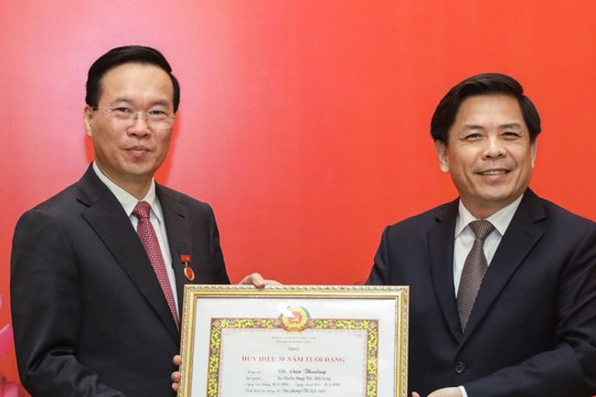 Chủ tịch nước Võ Văn Thưởng nhận huy hiệu 30 năm tuổi Đảng