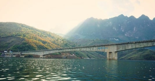 Cầu qua hồ sông Đà giữ kỷ lục có trụ gần 100m cao nhất Việt Nam, có thể chịu được động đất cấp 8-9, mỗi năm thu hút hàng vạn khách du lịch ghé thăm