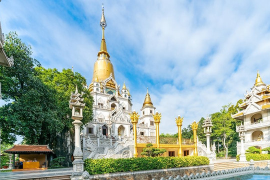 Ngôi chùa có tòa bảo tháp chính thờ xá lợi Phật quy mô lớn nhất Việt Nam, là chùa "không nhang khói" lọt vào top đẹp nhất thế giới
