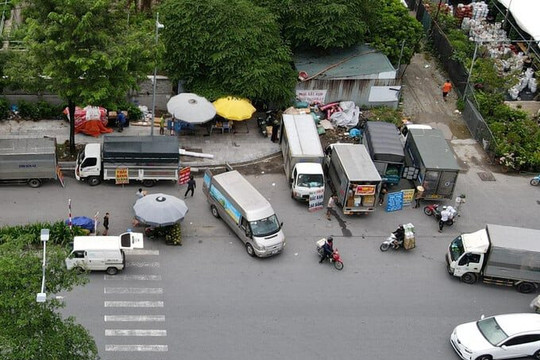 Đại lộ nghìn tỷ trung tâm Thủ đô trở thành nơi buôn bán hoa quả, bãi gửi xe tải nối dài