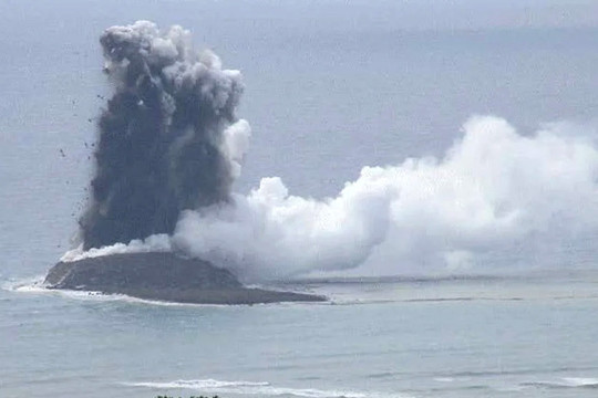 Nhật bất ngờ có thêm một đảo mới sau vụ phun trào núi lửa dưới biển