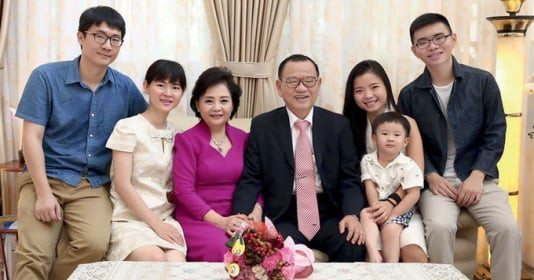 Chân dung ái nữ “tài sắc vẹn toàn” nhà đại gia gốc Hoa sáng lập đế chế giày dép huyền thoại Việt Nam, trở thành CEO điều hành doanh nghiệp 9.000 nhân sự ở tuổi 38