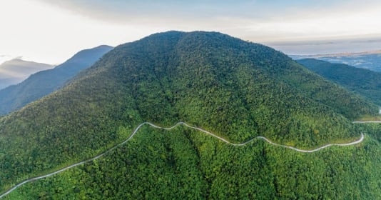 Dãy núi 1.100km dài nhất Việt Nam là xương sống của bán đảo Đông Dương, kéo dài từ thượng nguồn sông Cả trên đất Lào giáp Nghệ An tới tận cực nam Trung Bộ