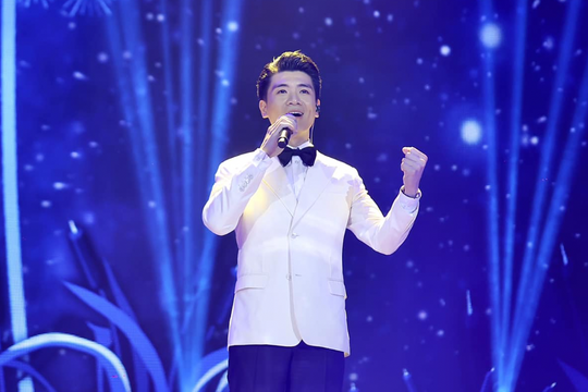 Phó Chủ tịch SHB Đỗ Quang Vinh gây sốt với màn hát "Tự nguyện" siêu hay, chiếm trọn spotlight