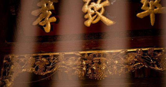 Chiêm ngưỡng căn nhà cổ gần 200 năm tuổi ở Hà Nội chứa bảo vật dát vàng, nhiều tay buôn đồ cổ tìm đến nhưng trả giá nào cũng không thể mua