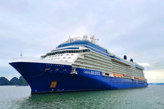 Cận cảnh siêu du thuyền quốc tế chở gần 2.700 khách Âu, Mỹ đến tham quan Hạ Long