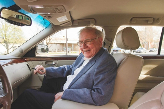 Nắm giữ khối tài sản trăm tỷ đô, giàu thứ 5 thế giới nhưng vị tỷ phú Warren Buffett vẫn lựa chọn đi xe “cà tàng” vì một lý do bất ngờ
