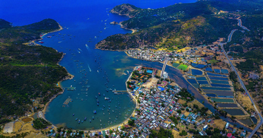 Tỉnh Duyên hải miền Trung Việt Nam sẽ có cảng biển tổng hợp quốc gia, du lịch trở thành ngành kinh tế mũi nhọn, là một trong bốn ngư trường lớn và giàu hải sản nhất cả nước
