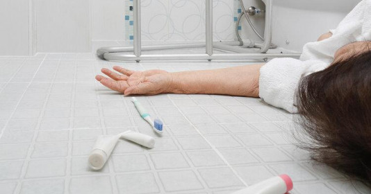 Người đàn ông 51 tuổi bị nhồi máu não khi đang tắm và không may qua đời: Bác sĩ đưa ra 4 lời khuyên khi tắm cần thay đổi càng sớm càng tốt