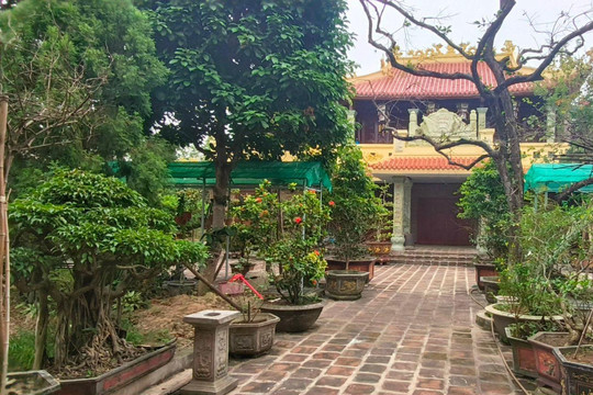 Công an lập biên bản 2 cánh cổng gỗ ngôi nhà ở quê của ông Lưu Bình Nhưỡng