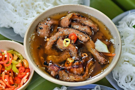 Bà chủ phở mặn Gầm Cầu chuyển bán bún chả, khách nườm nượp nhờ công thức 'độc'